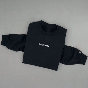 Triplet Mama (Small Caps) – Unisex Fleece Pullover